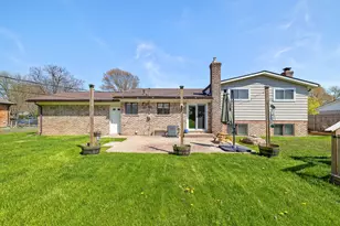 39259 N Blom Dr, Harrison Township, MI 48045 - Photo 2
