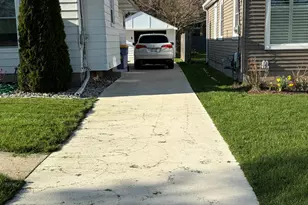 1019 Evelyn St NE, Grand Rapids, MI 49505 - Photo 2