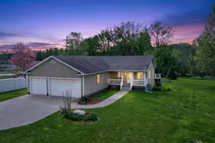 334 Marion St, Jackson, MI 49203 - Photo 2