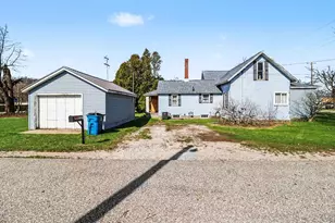 693 Mee St, Manistee, MI 49660 - Photo 2
