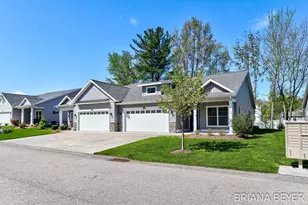 1012 Maplewood Ct, Holland, MI 49423 - Photo 2