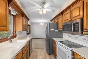 2160 Fox Ridge Dr NE, Grand Rapids, MI 49505 - Photo 10