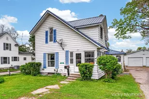 521 W Court St, Hastings, MI 49058 - Photo 2