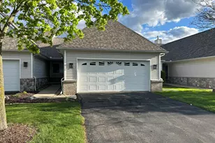 61015 Evergreen Ct, South Lyon, MI 48178 - Photo 2