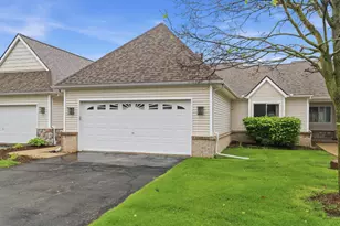 61015 Evergreen Ct, South Lyon, MI 48178 - Photo 2