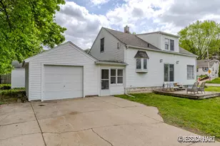 851 Hollywood St NE, Grand Rapids, MI 49505 - Photo 2