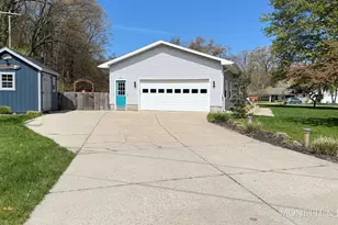 1847 Ritter Hills Dr, Norton Shores, MI 49441 - Photo 4