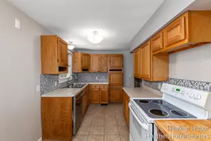 914 Foster Ct NE, Grand Rapids, MI 49505 - Photo 10