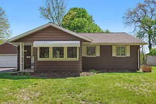 2561 Parkside Dr, Jackson, MI 49203 - Photo 2