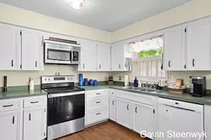 401 Kingwood Dr, Holland, MI 49424 - Photo 8