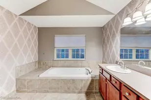 41101 N Maplewood Dr, Canton, MI 48187 - Photo 28