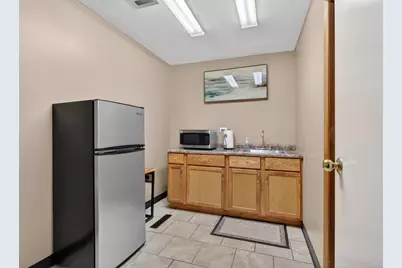 569 Wildwood Avenue #Front Upper Unit, Jackson, MI 49201 - Photo 18