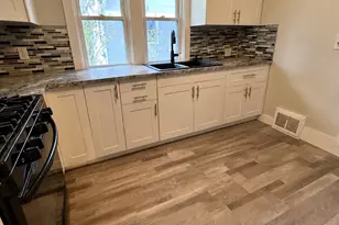 154 N Wabash Ave N, Battle Creek, MI 49017 - Photo 2