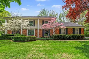910 S Shady Hollow Cir, Bloomfield Hills, MI 48304 - Photo 2