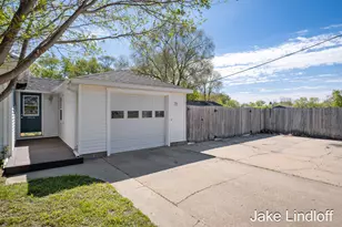 322 E Gardner St, Sparta, MI 49345 - Photo 4