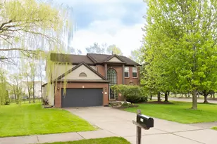 399 Quail Ridge Ct, Waterford, MI 48327 - Photo 2