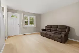 45315 Kensington St, Utica, MI 48317 - Photo 6