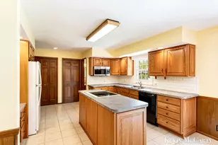 1746 Edgewood Ave SE, Grand Rapids, MI 49506 - Photo 8