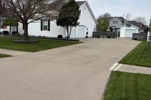8876 Swancrest Dr, Saginaw, MI 48609 - Photo 2