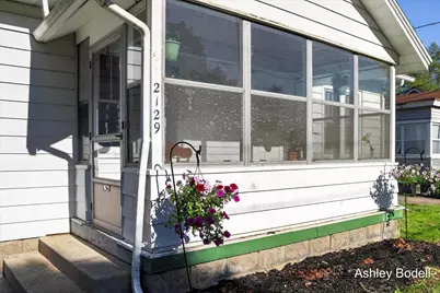 2129 Emerald Avenue NE, Grand Rapids, MI 49505 - Photo 2
