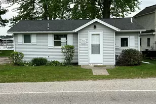 816 Lakeview Dr, Fremont, MI 49412 - Photo 2