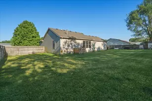 3030 Maplewood St, Benton Harbor, MI 49022 - Photo 6