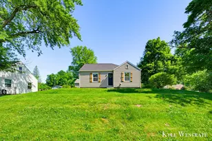 337 E Grant St, Hastings, MI 49058 - Photo 2