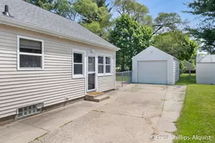 2142 Emerald Ave NE, Grand Rapids, MI 49505 - Photo 4