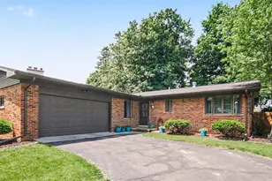 17 Sycamore Dr, Chelsea, MI 48118 - Photo 2