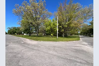 167 E E Delaware Avenue, Benton Harbor, MI 49022 - Photo 2