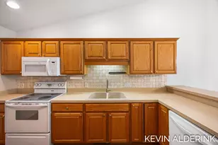 8872 N Peninsula Ct, Zeeland, MI 49464 - Photo 12