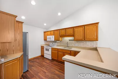 8872 N Peninsula Court, Zeeland, MI 49464 - Photo 10
