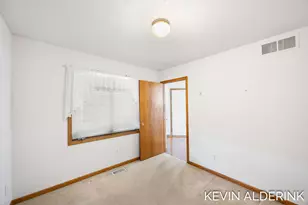 8872 N Peninsula Ct, Zeeland, MI 49464 - Photo 16