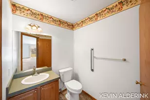 8872 N Peninsula Ct, Zeeland, MI 49464 - Photo 14