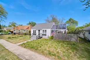 504 N Lewis St, Ludington, MI 49431 - Photo 2