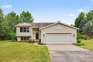 4050 Rector St NE, Rockford, MI 49341 - Photo 4