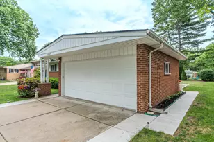 32973 Grennada St, Livonia, MI 48154 - Photo 4