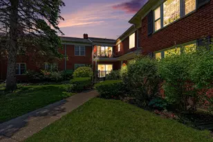 27653 W Echo Valley W, Farmington Hills, MI 48334 - Photo 2