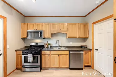 301 W Montcalm Street, Greenville, MI 48838 - Photo 8