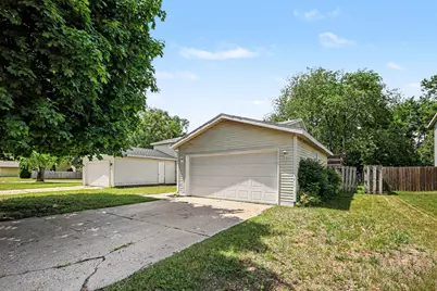 423 Pine Place Street SE, Grand Rapids, MI 49548 - Photo 2