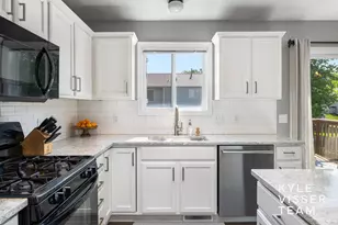 1642 Simmons Ave NE, Grand Rapids, MI 49505 - Photo 6