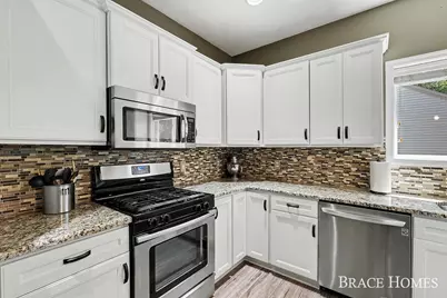 2902 Woodridge Circle NE, Grand Rapids, MI 49525 - Photo 10