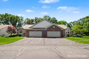 2902 Woodridge Cir NE, Grand Rapids, MI 49525 - Photo 2