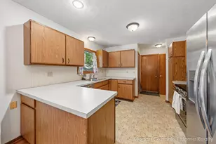 195 Surry Oak Dr, Holland, MI 49424 - Photo 8