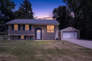 284 Stanford Ln, Jackson, MI 49203 - Photo 2