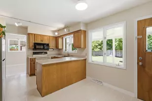 2121 Lakewood Dr, Kalamazoo, MI 49001 - Photo 10