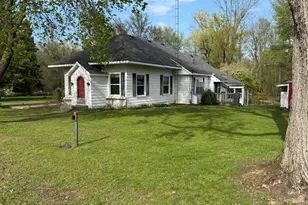 122 N Sherman St, Howard City, MI 49329 - Photo 2