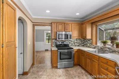 555 E Central Avenue, Zeeland, MI 49464 - Photo 12