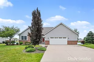 975 Bluff Lake Dr, Zeeland, MI 49464 - Photo 2