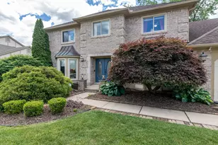 37155 Muirfield Dr, Livonia, MI 48152 - Photo 2